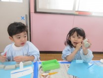 菊組さんも小桜組さんも粘土遊びをしました☆サムネイル